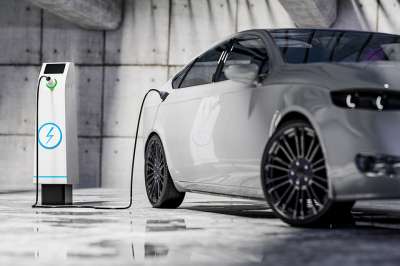 Foto: Elektroauto mit Ladesäule